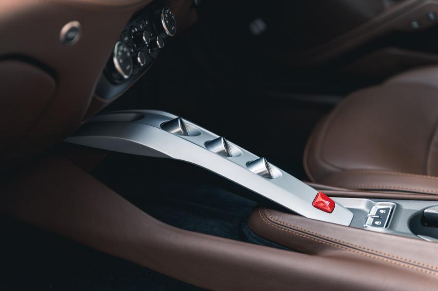 Детали интерьера Ferrari F12berlinetta 2014 года  (UK) (фото 29 из 276)
